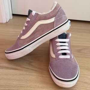 Big Kids 2.5 Vans Kids Old Skool Suede/Sherpa sneakers, purple cream colorway